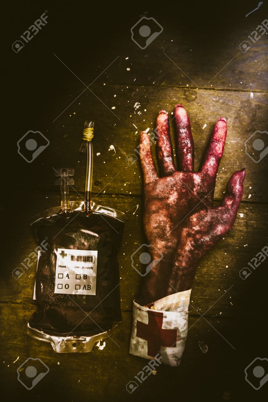 Horreur Concept De L Hopital Sur Un Bras Coupe Avec Le Sac De Sang Gisant Sur Fond De Bois Experience De Transplantation Frankenstein Banque D Images Et Photos Libres De Droits Image 64266378