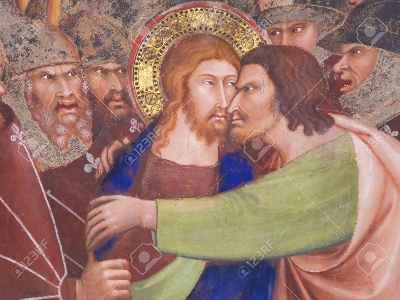 ユダは イエスを裏切るキスで 14 世紀 イタリアのサン ジミニャーノのジミニャーノ参事会教会のフレスコ画 の写真素材 画像素材 Image