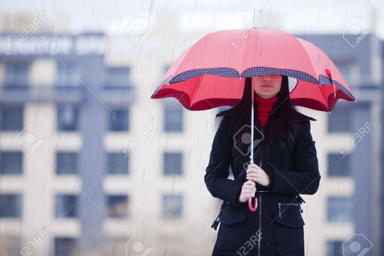 若い女の子間の傘の下に隠れて S 雨が降っています の写真素材 画像素材 Image