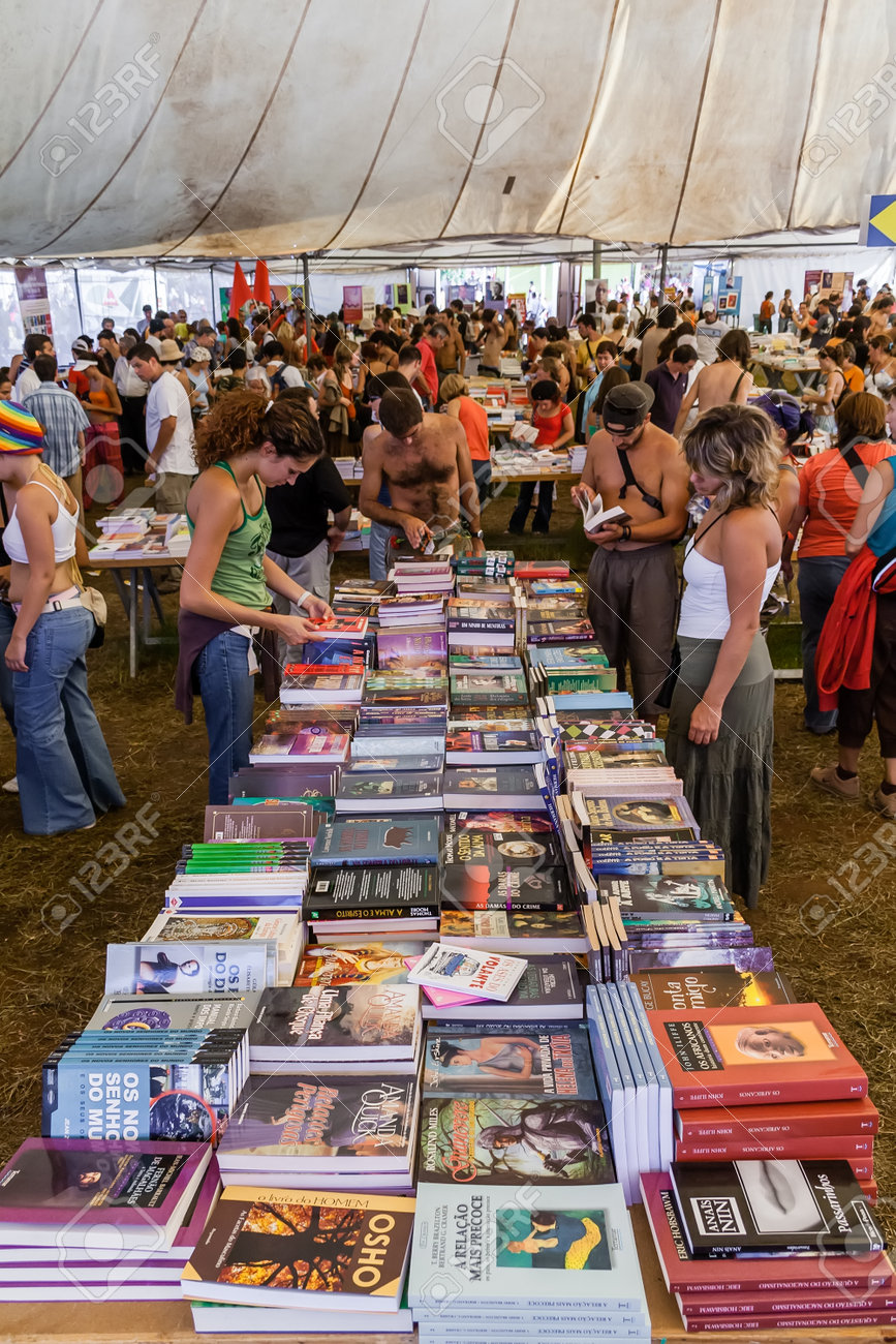 フェスタはアバンテ祭セイシャル ポルトガル 15 年 9 月 5 日 ブック フェア ポルトガルで最大かつ最も重要な政治文化のイベントです ポルトガル共産党主催 の写真素材 画像素材 Image