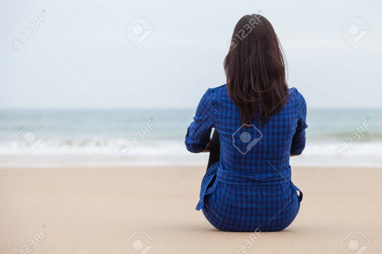 孤独で落ち込んで女性人けのないビーチの砂の上に座っていると 秋の日に 海を見てします の写真素材 画像素材 Image