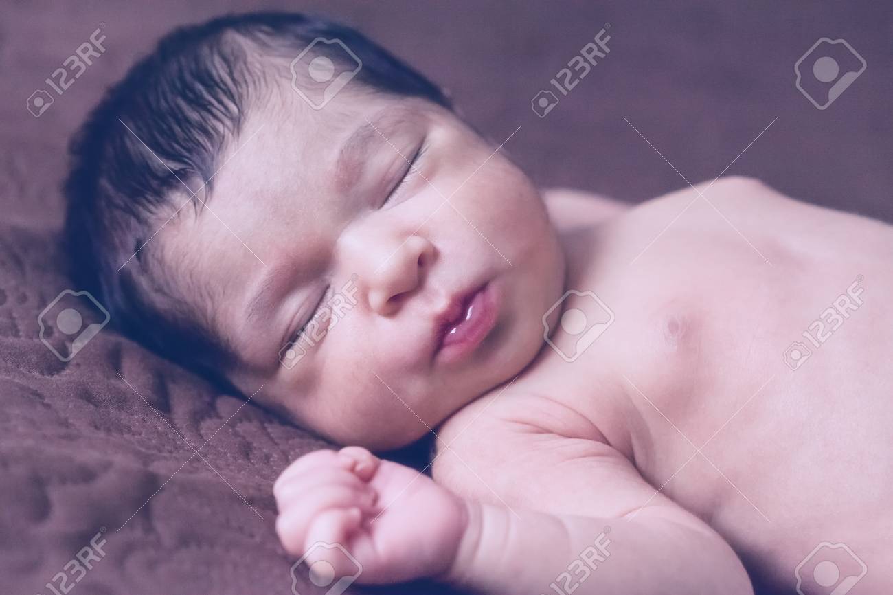 ベッドで安らかに眠っている服 裸やヌード なしかわいい 2 週間前新生児女の子の肖像画間近します の写真素材 画像素材 Image 7036