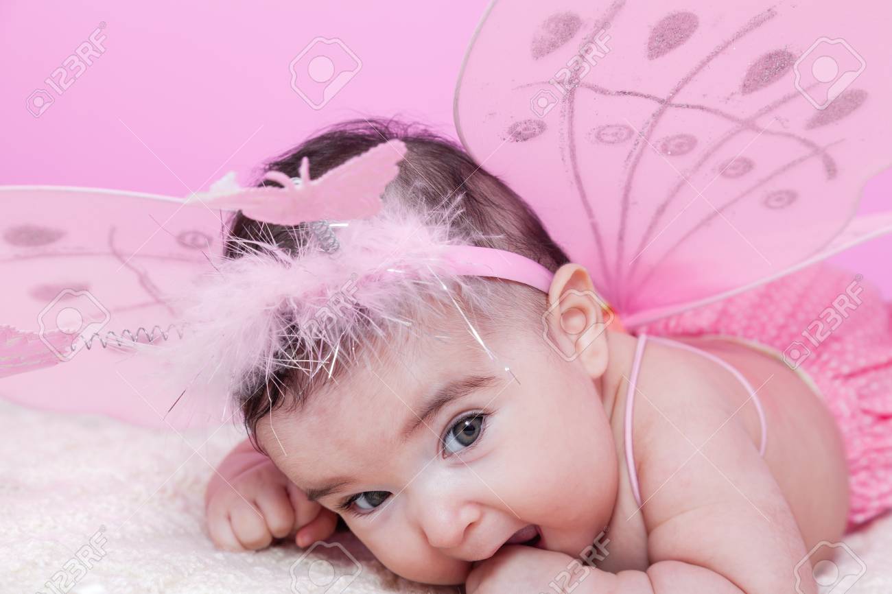 かわいい かわいい 幸せ ぽっちゃりと笑顔の赤ちゃん女の子肖像画 ピンクの蝶の羽と触角として蝶と鉢巻き 生後 4 ヶ月 の写真素材 画像素材 Image かわいい かわいい 幸せ ぽっちゃりと笑顔の赤ちゃん女の子肖像画 ピンクの蝶の羽と触角として蝶と鉢巻き 生後 4 ヶ月 の写真素材 画像素材 Image