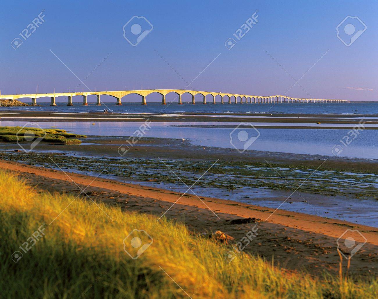 ノーサンバーランド海峡とコンフェデレーション橋 の写真素材 画像素材 Image