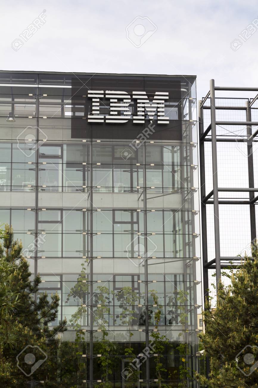 프라하, 체코 공화국 -2011 년 5 월 17 일 프라하, 체코 공화국에 건물 본부에 IBM 회사 로고. IBM의 매출 감소는  클라우드 비즈니스의 라이벌과 싸우는 20 분기 연속으로 감소합니다. 로열티 무료 사진, 그림,