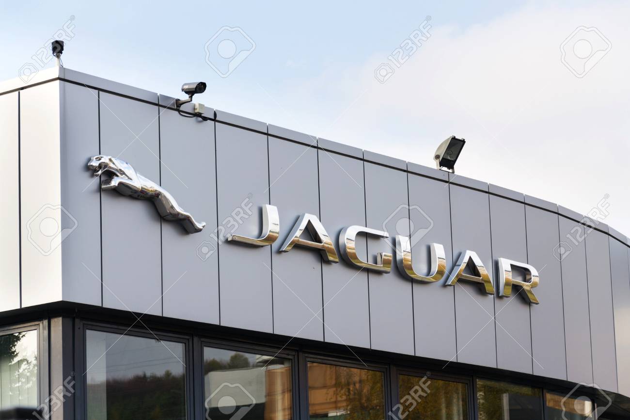 ジャガー車メーカーの会社ロゴをプラハ チェコ共和国 11 月 5 日 17 年 11 月 5 日にプラハのディーラーの前に ブラックベリー ソフトウェアを自動車メーカーに提供するタタ自動車ジャガー ランドローバー ユニットと高度な交渉では の写真素材 画像素材 Image