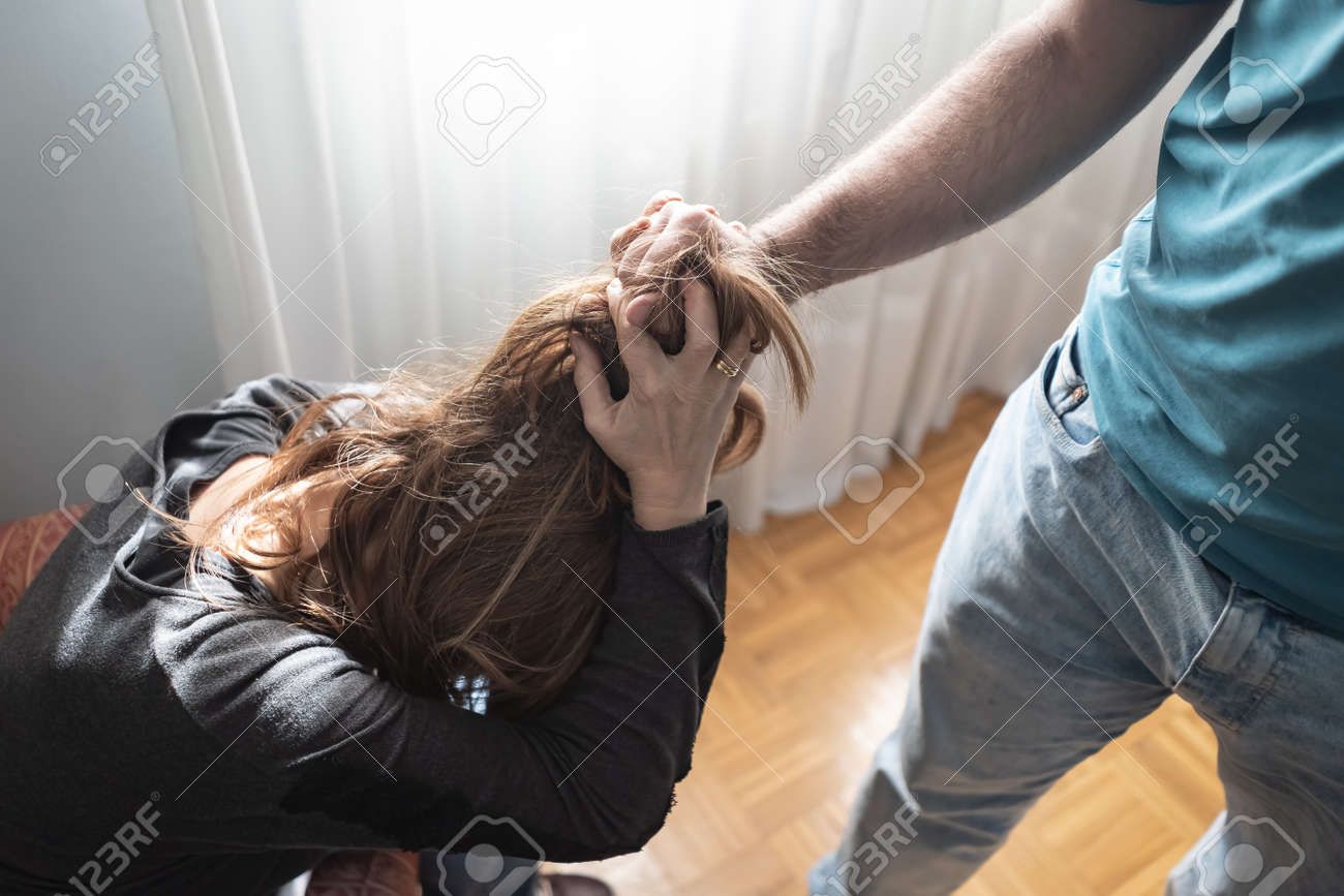 Homem Abusado Puxando O Cabelo De Sua Esposa Enquanto Se Defende Da  Agressão. Foto Royalty Free, Gravuras, Imagens e Banco de fotografias.  Image 184152444