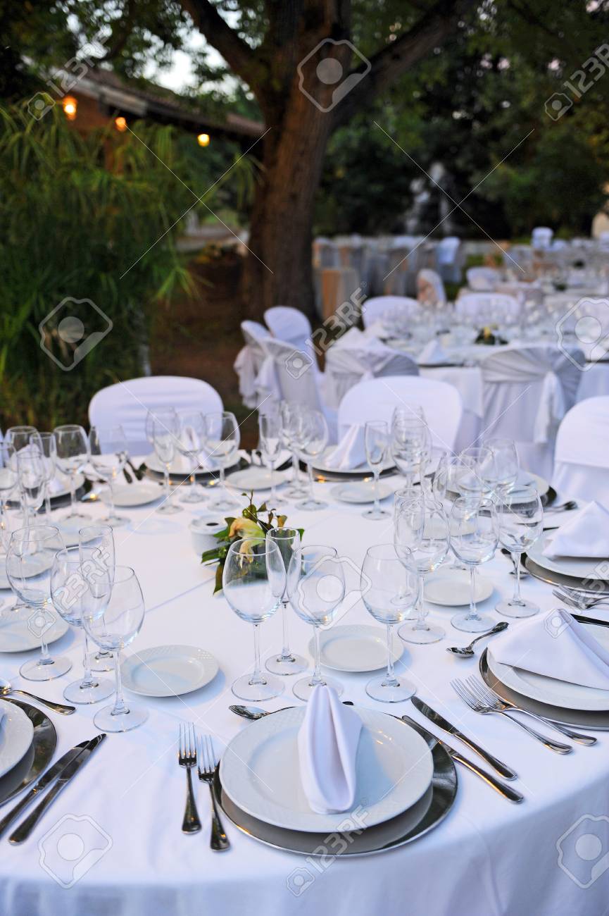 Runde Tische Fur Eine Hochzeitsfeier Im Garten Vorbereitet Lizenzfreie Fotos Bilder Und Stock Fotografie Image 24005178