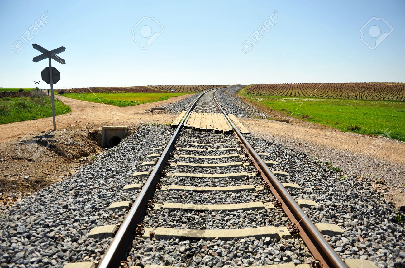 鉄道 田舎道の障壁のない踏切 の写真素材 画像素材 Image 鉄道 田舎道の障壁のない踏切 の写真素材 画像素材 Image