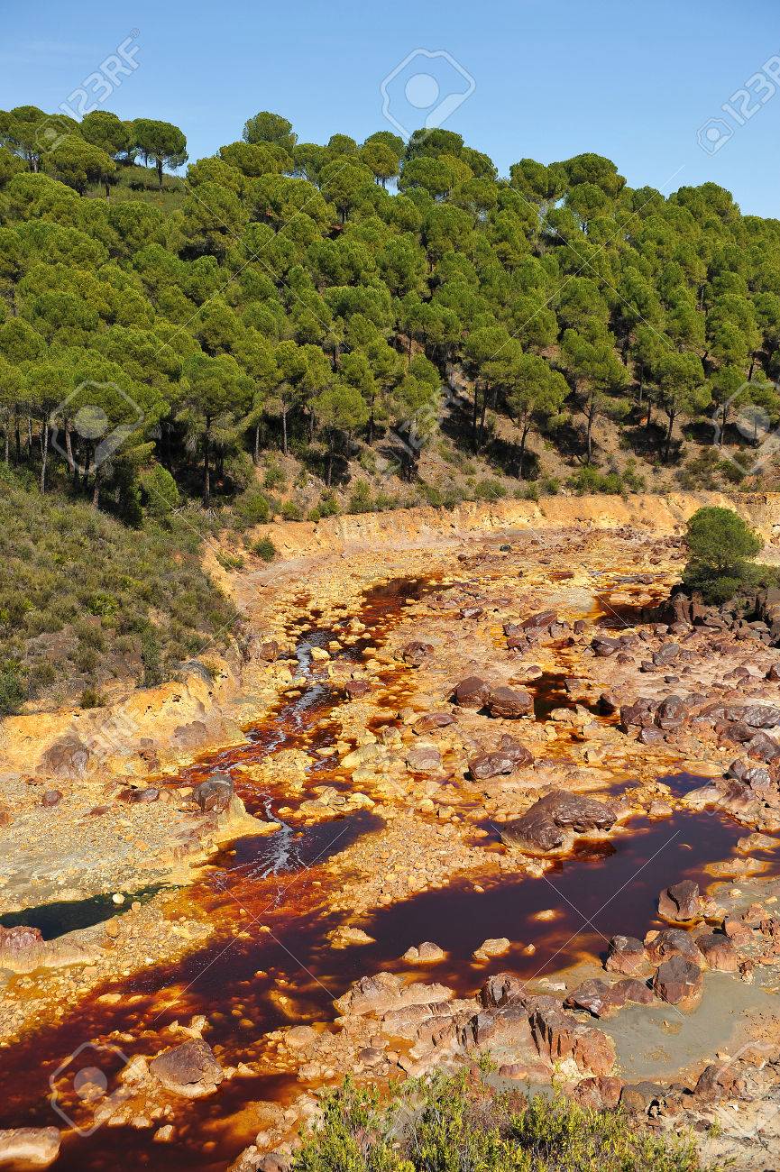 틴토 리버, 리오 틴토, 광업으로 오염 된 수자원, 우 엘바 지방, 안달루시아, 스페인 로열티 무료 사진, 그림, 이미지 그리고  스톡포토그래피. Image 60526210