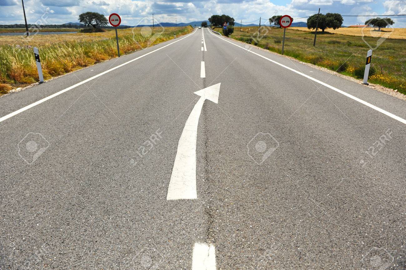 アスファルトの上のスペインの道路 白い矢印の道路標識します の写真素材 画像素材 Image アスファルトの上のスペインの道路 白い矢印の道路標識します の写真素材 画像素材 Image