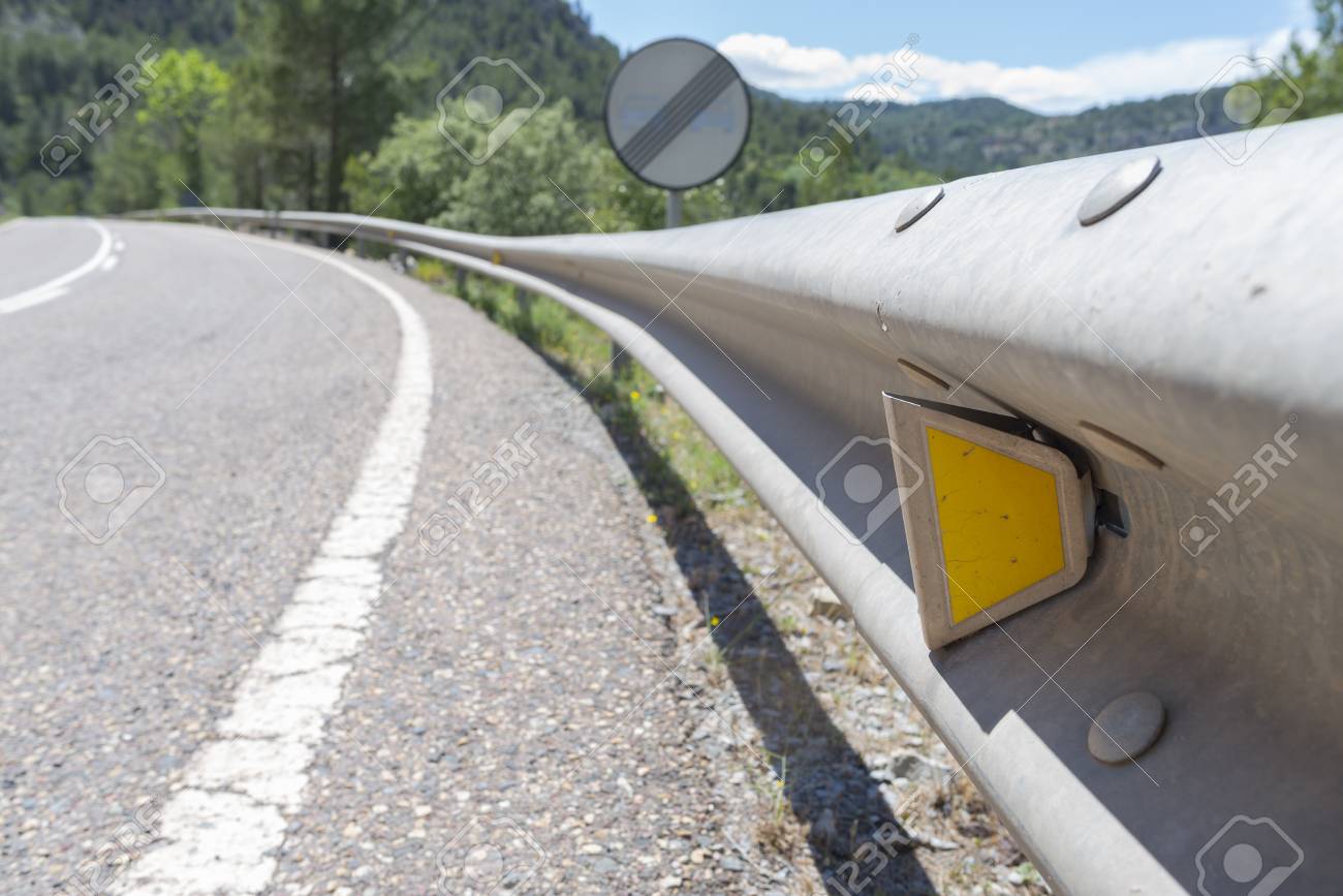 ガードレールの反射板 の写真素材 画像素材 Image