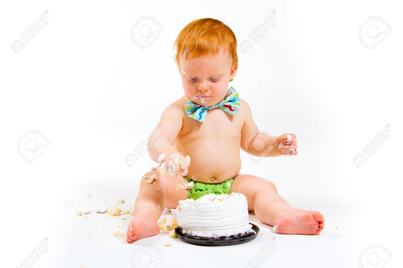 Un Petit Garcon Arrive A Manger Du Gateau Pour La Premiere Fois Lors De Son Premier Anniversaire En Ce Gateau Smash En Studio Sur Un Fond Blanc Banque D Images Et Photos Libres