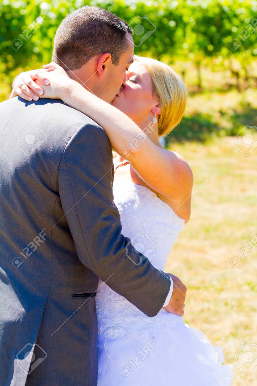 新郎新婦は、オレゴン州のワイナリーのブドウ園で結婚式の日の