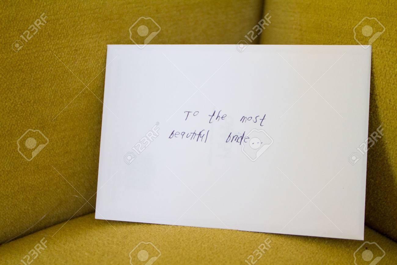 Immagini Stock Una Carta Legge Alla Sposa Piu Bella Dallo Sposo E Si Siede Su Una Sedia In Attesa Di Essere Aperta Image