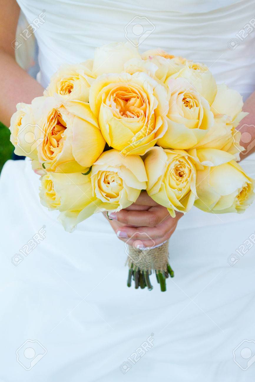 Une Belle Mariée Dans Une Robe De Mariée Blanche Tient Son Bouquet De Fleurs à La Main Le Jour De Son Mariage