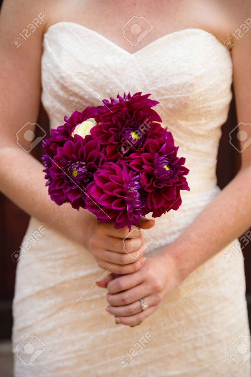 Mariée Tenant Un Bouquet De Fleurs Marron Ou Rouge Le Jour De Son Mariage Dans Un Vignoble En Oregon