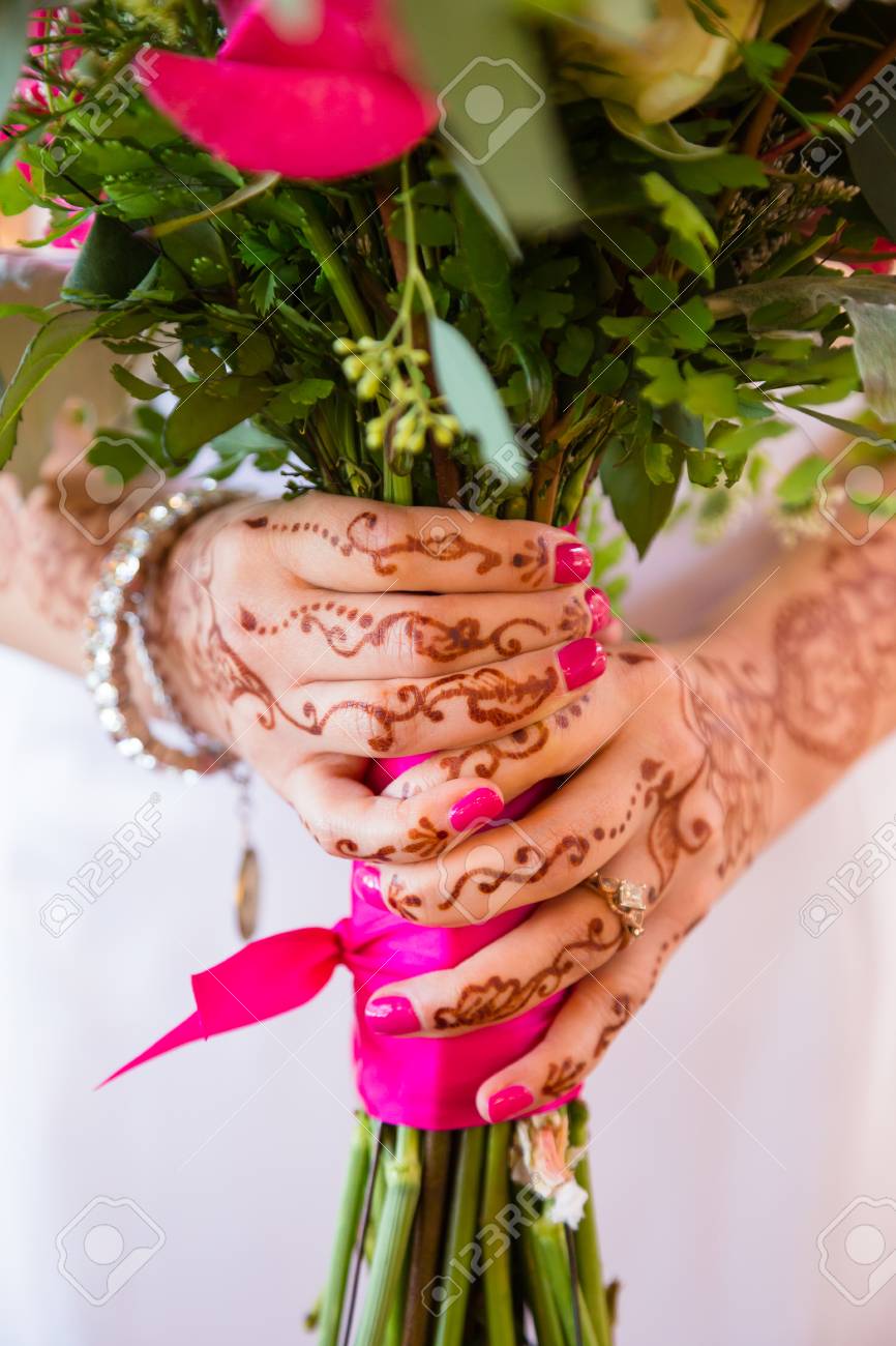 Mariée Avec Des Tatouages Au Henné Tenant Son Bouquet De Fleurs Le Jour De Son Mariage