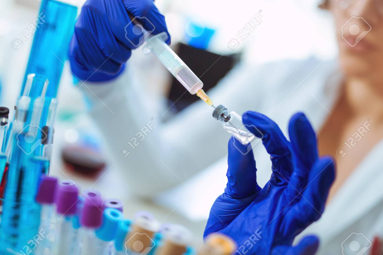 The doctor prepares the syringe with the cure for vaccination. - 89287736 The doctor prepares the syringe with the cure for vaccination. - 89287736