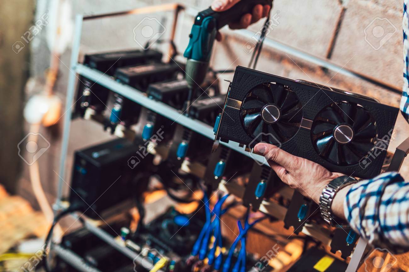 프로그래머는 비트코인 채굴을 위해 하드웨어를 구성합니다. 로열티 무료 사진, 그림, 이미지 그리고 스톡포토그래피. Image  102719301