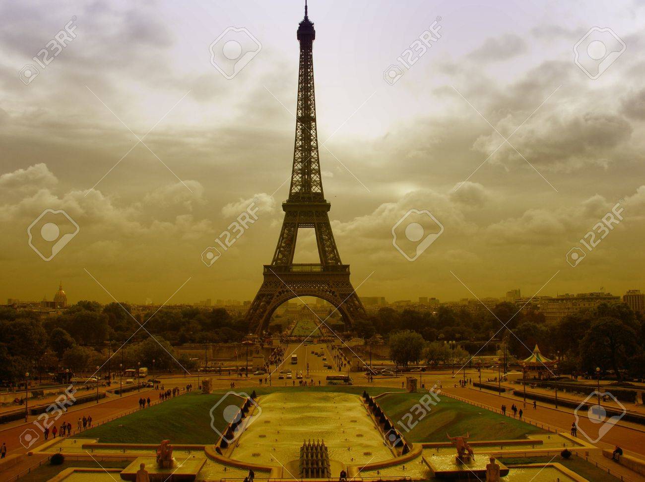 曇りの日 フランスのパリのエッフェル塔 の写真素材 画像素材 Image 曇りの日 フランスのパリのエッフェル塔 の写真素材 画像素材 Image