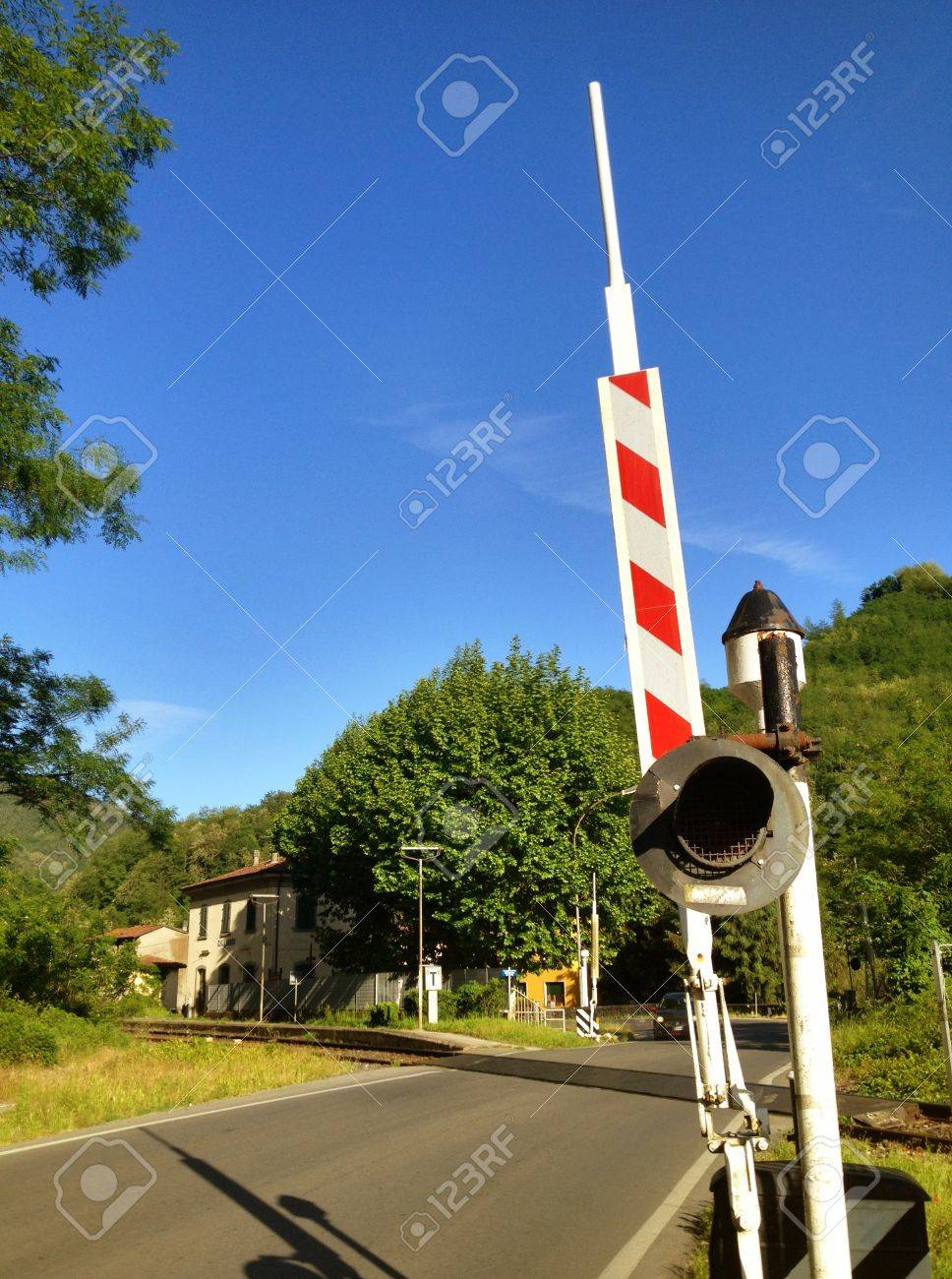 鉄道踏切バー イタリアの田舎 の写真素材 画像素材 Image 鉄道踏切バー イタリアの田舎 の写真素材 画像素材 Image