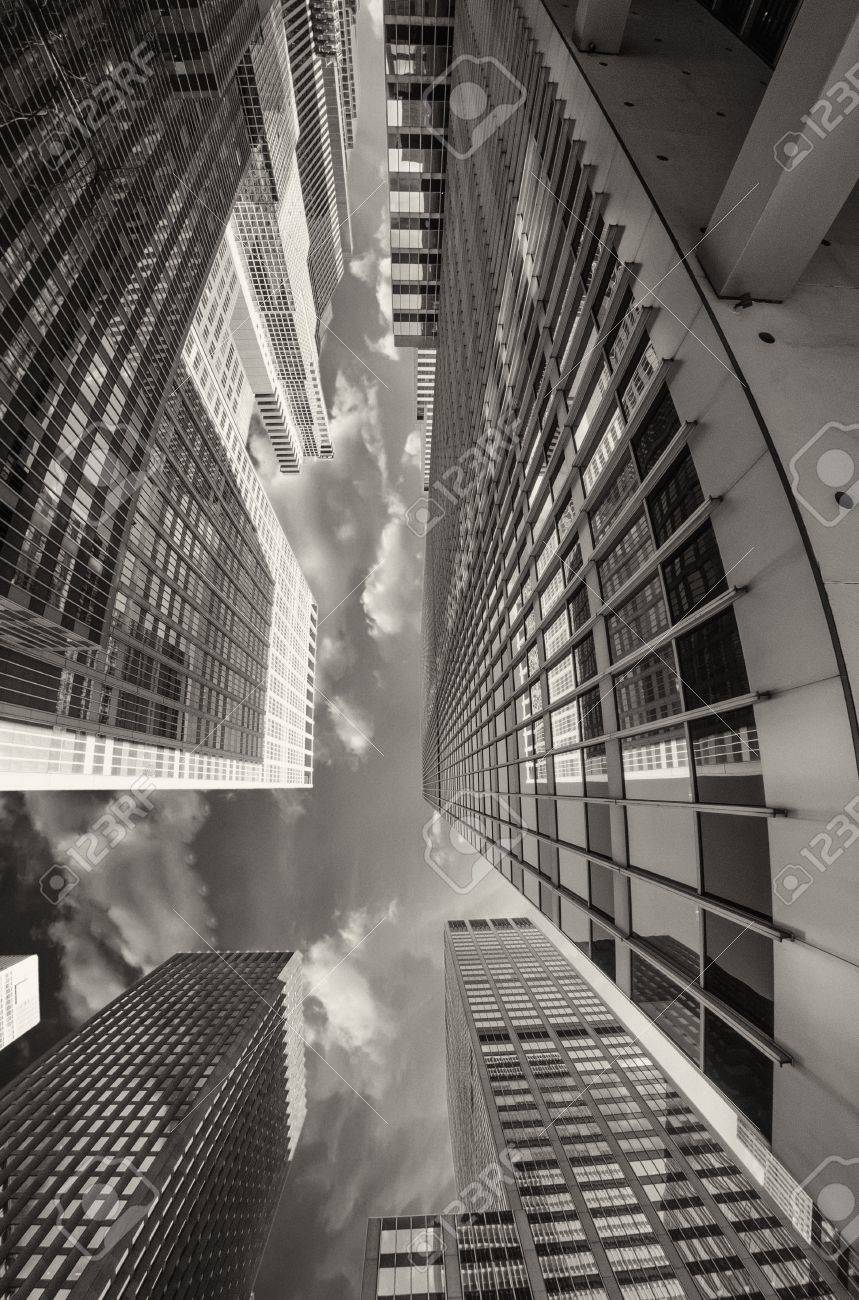 Gross Und Riesen New York City Wolkenkratzer Blick Von Der Strasse Mit Herrlichem Himmel Usa Lizenzfreie Fotos Bilder Und Stock Fotografie Image 17623007