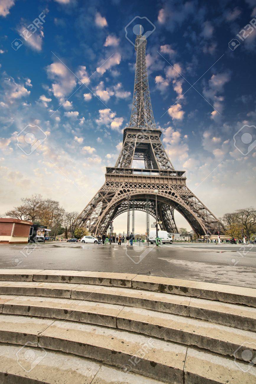 パリ セーヌ川に階段とエッフェル塔の豪華な広角ビュー の写真素材 画像素材 Image