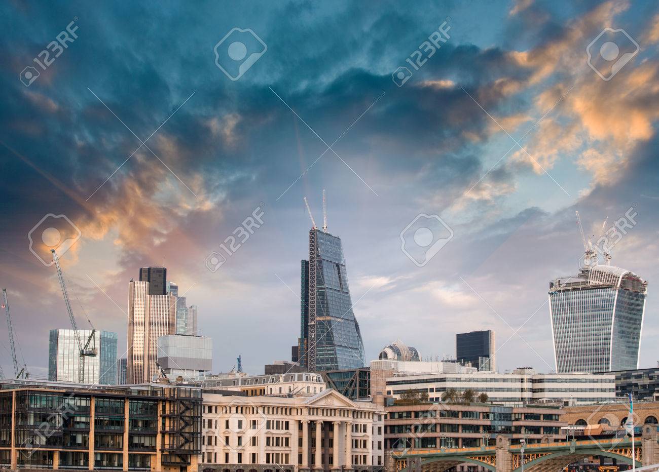 ロンドン イギリス 近代的な街並みの美しい夕焼け の写真素材 画像素材 Image ロンドン イギリス 近代的な街並みの美しい夕焼け の写真素材 画像素材 Image