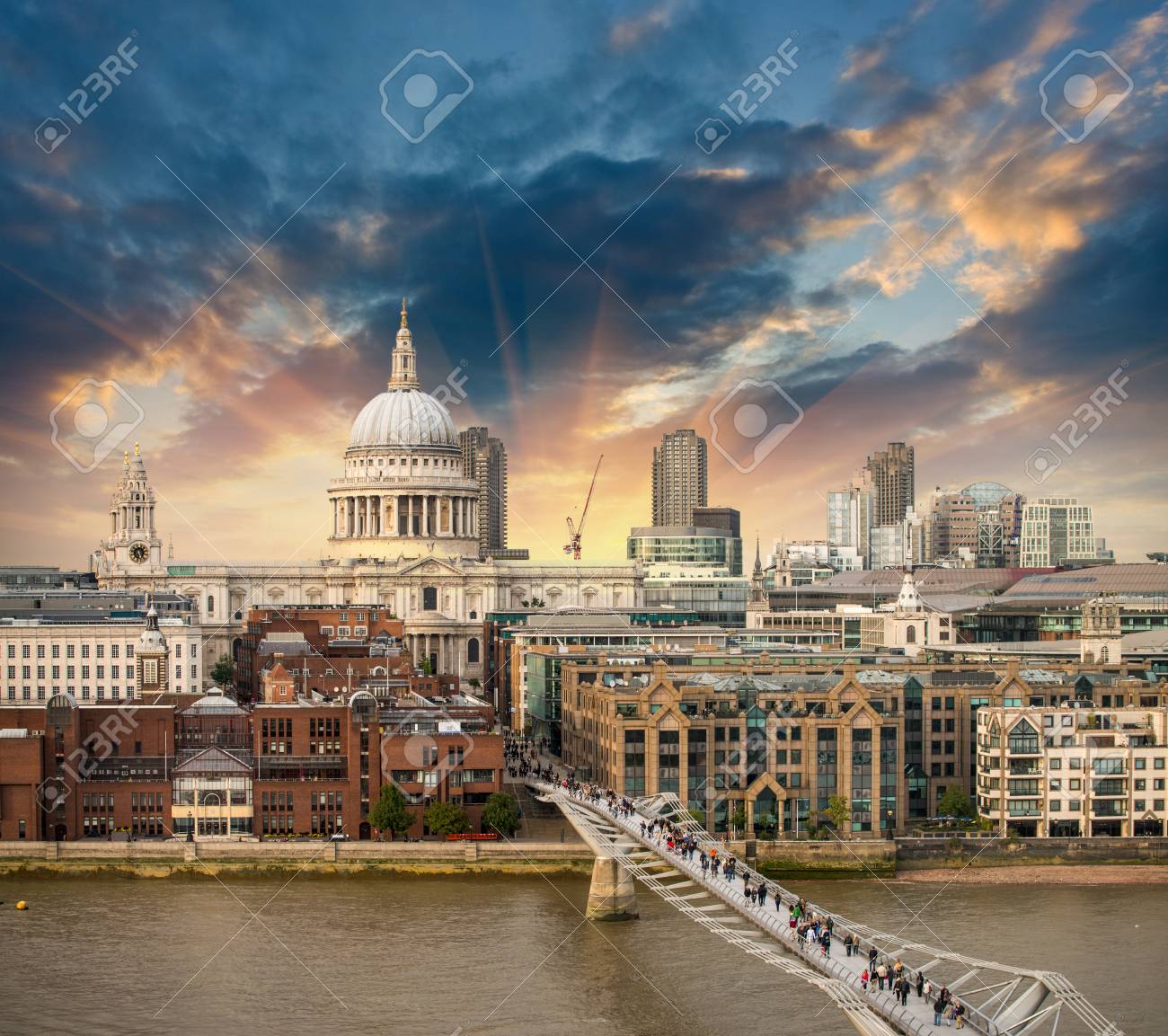 ロンドン 美しい空撮ミレニアム ブリッジ St Paul 大聖堂の夕暮れ時 の写真素材 画像素材 Image