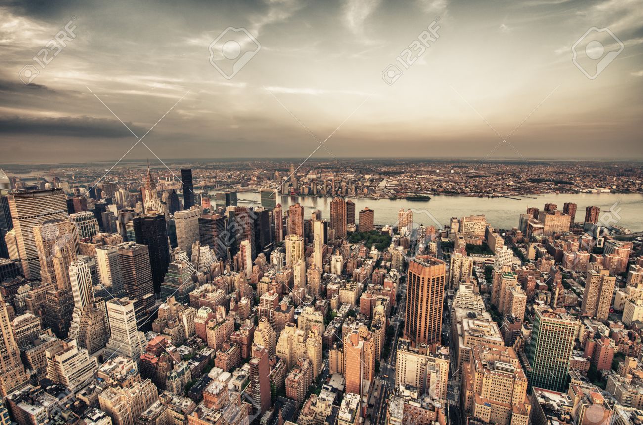 ニューヨーク市 素晴らしいマンハッタン高層ビル群空撮エンパイア ステート ビルディングの上から の写真素材 画像素材 Image