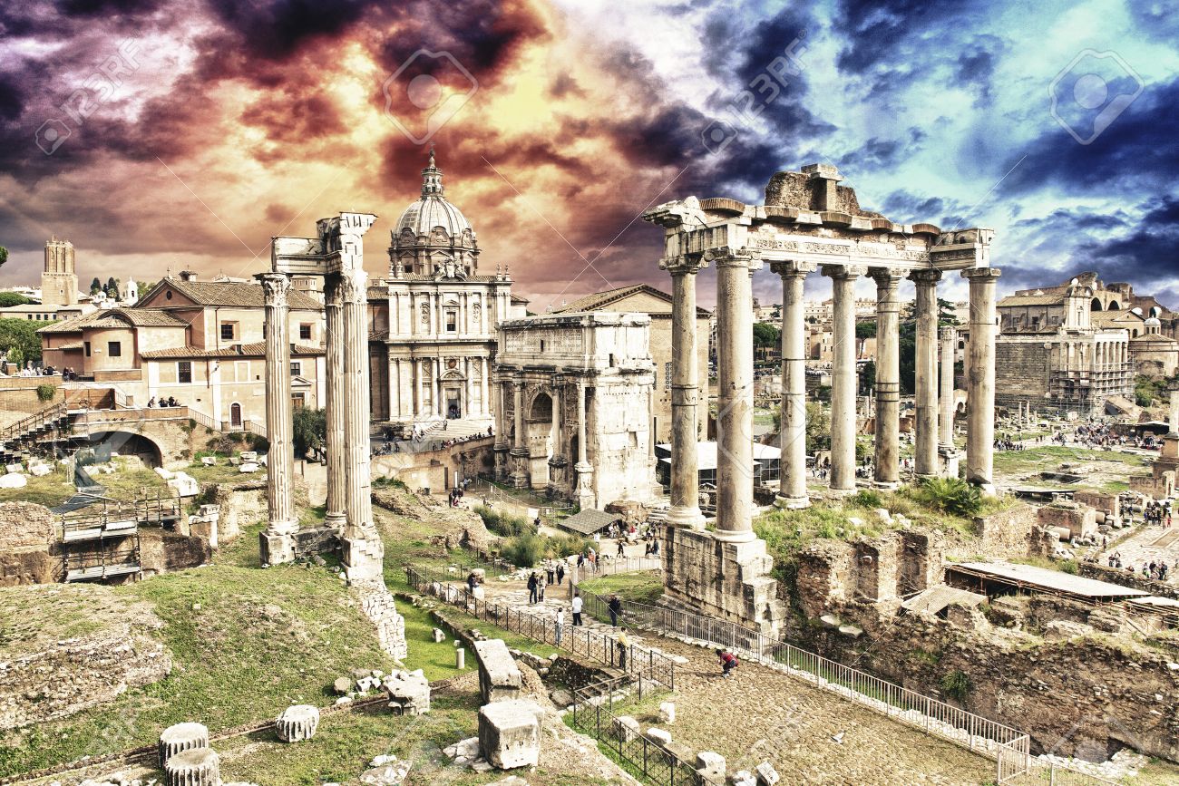 ローマ インペリアル フォーラム イタリアの古代遺跡の上夕日 の写真素材 画像素材 Image