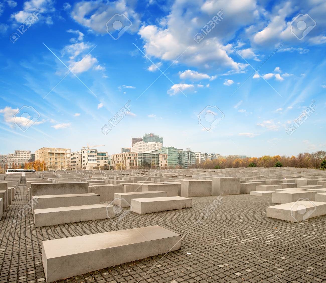 Berlin Le Mémorial De Lholocauste Voir Au Coucher Du Soleil Avec Des Bâtiments Environnants