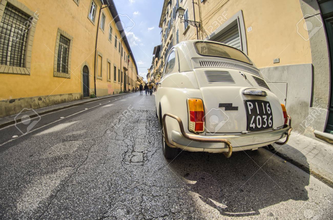 ピサ イタリア 14 年 4 月 14 日 古いチンクエチェントは狭い街に駐車 フィアット 500 チンクエチェントは 1957 年と 1975年の間イタリアのフィアット社によって生成される都市の車です の写真素材 画像素材 Image ピサ イタリア 14 年 4 月 14 日 古いチンクエチェントは狭い街に駐車 フィアット 500 チンクエチェントは 1957 年と 1975年の間イタリアのフィアット社によって生成される都市の車です の写真素材 画像素材 Image