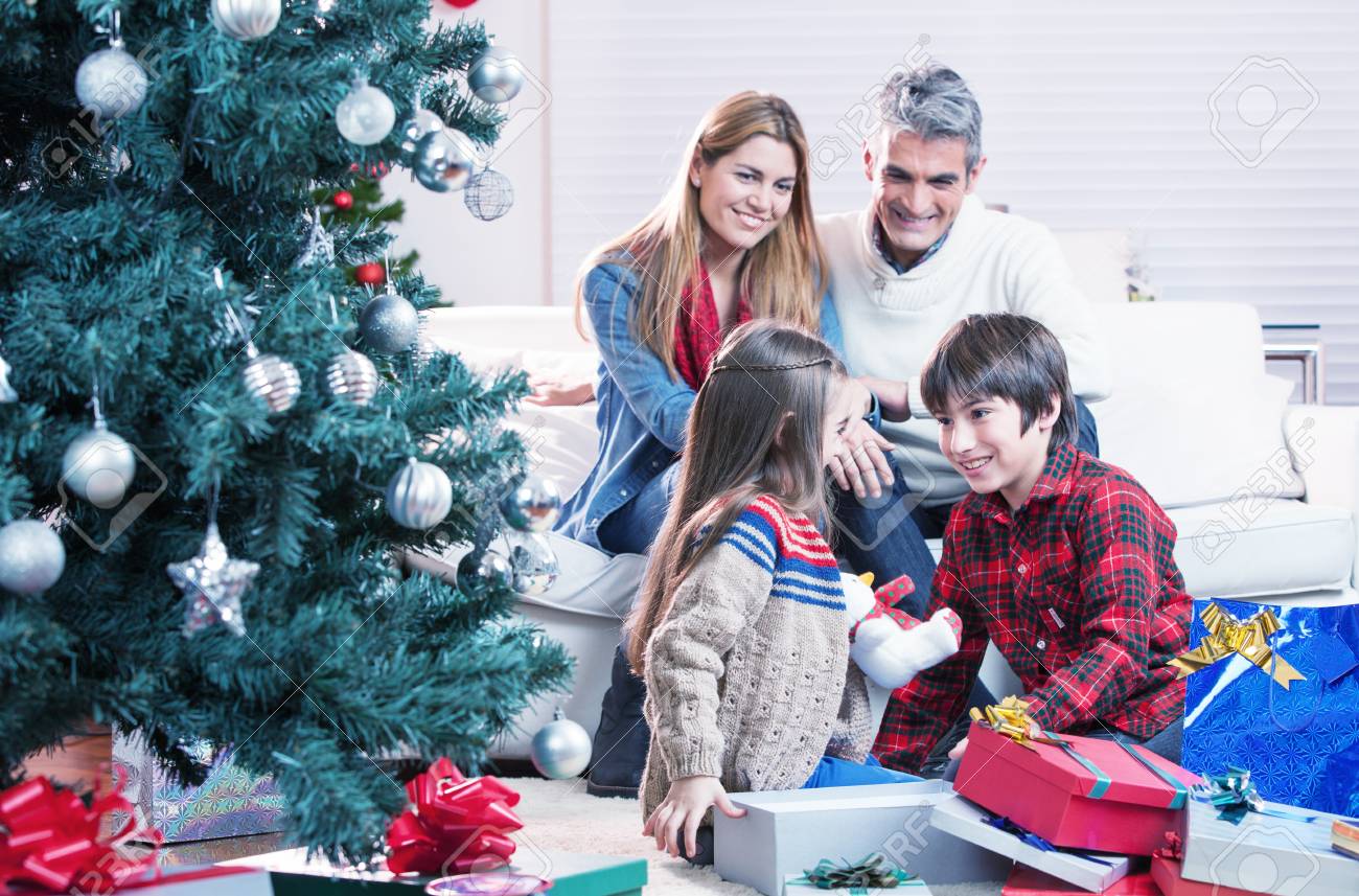 兄と妹が両親の前でクリスマス プレゼント交換します 幸せな家族との休日のコンセプトです の写真素材 画像素材 Image 兄と妹が両親の前でクリスマス プレゼント交換します 幸せな家族との休日のコンセプトです の写真素材 画像素材 Image
