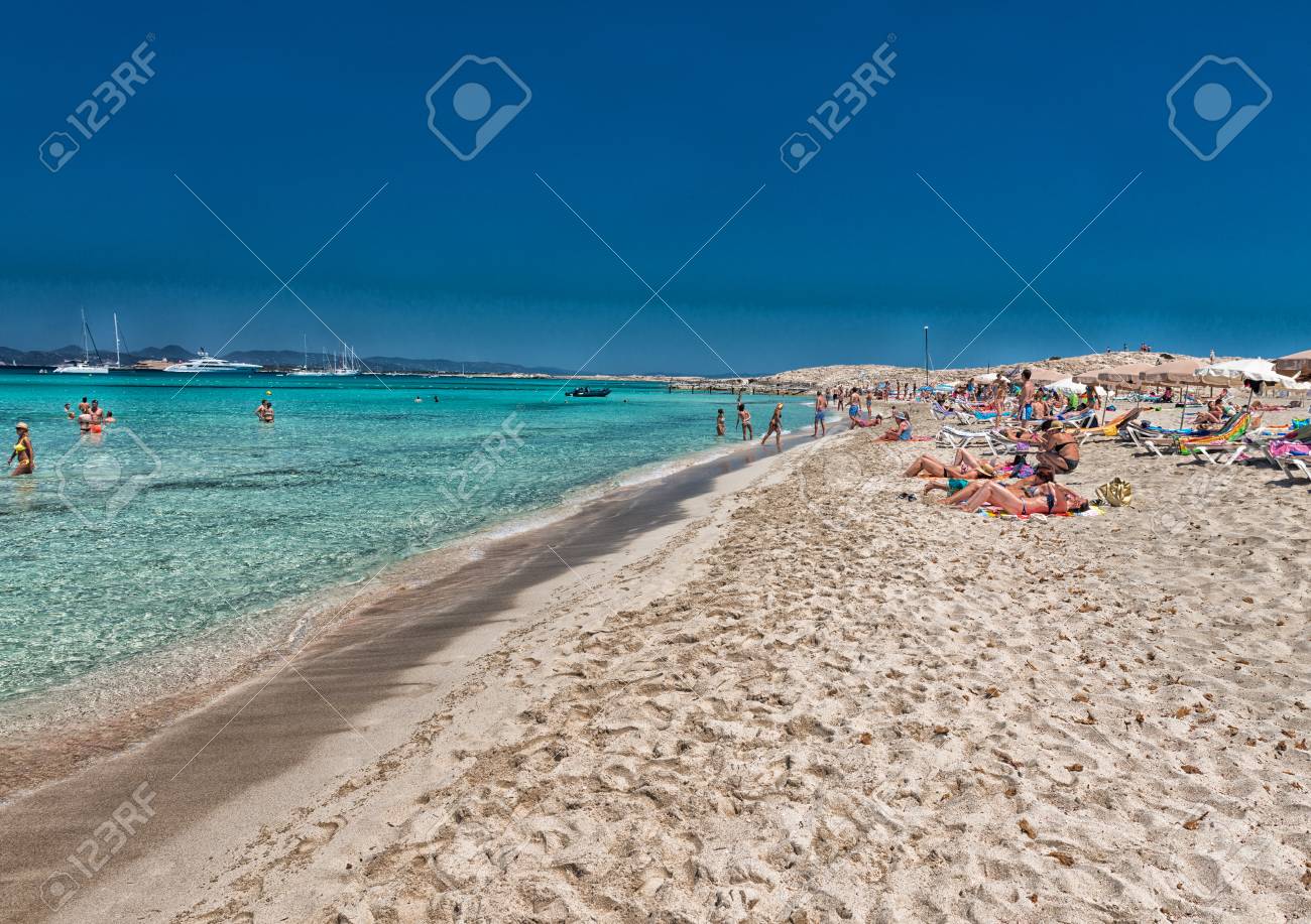 Formentera Spagna 5 Giugno 2015 Ses Illetes Spiaggia Con I Turisti Formentera è Una Famosa Attrazione Turistica