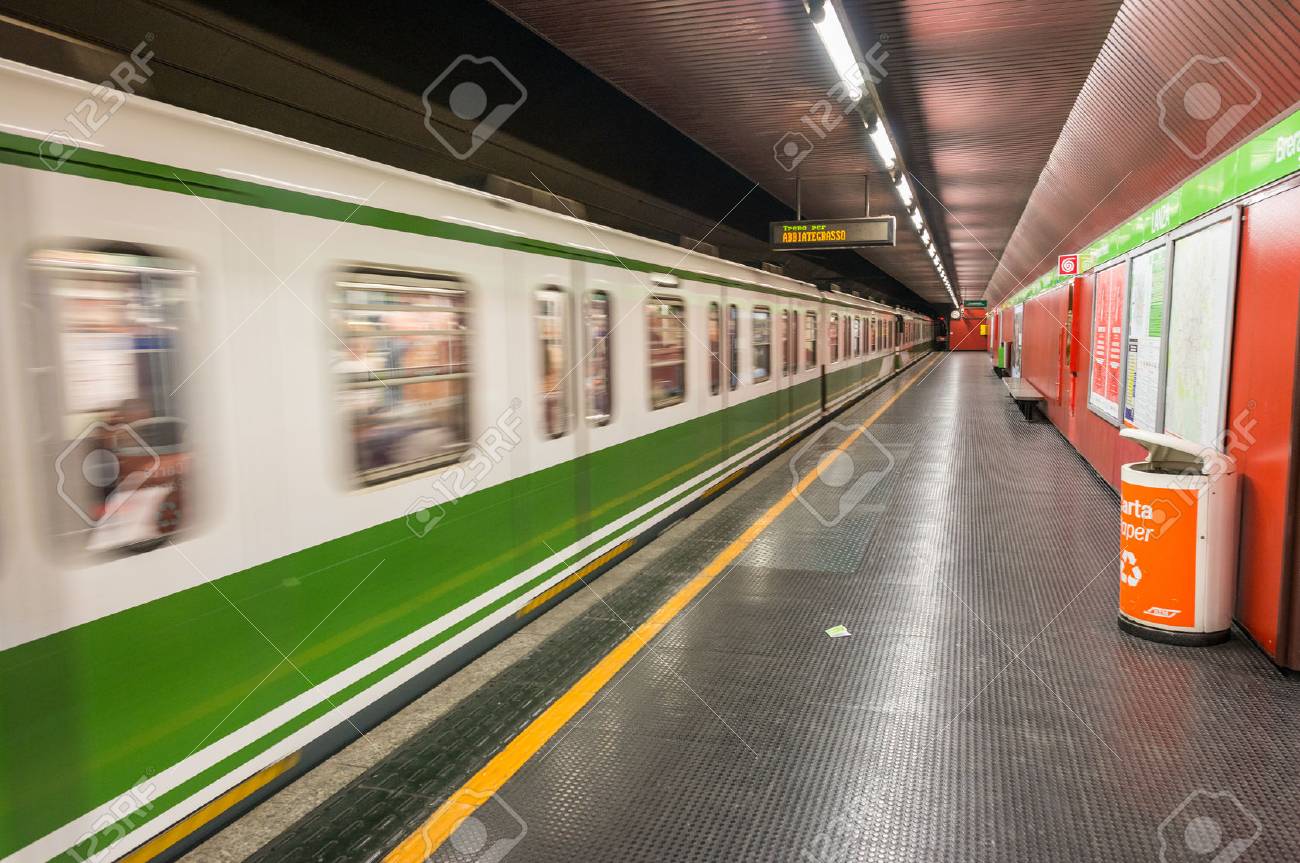 Milan 25 De Septiembre 2015 Interior De La Estación De Metro De La Ciudad La Red Consta De 4 Líneas Con Una Longitud Total De La Red De 92 Kilómetros Fotos