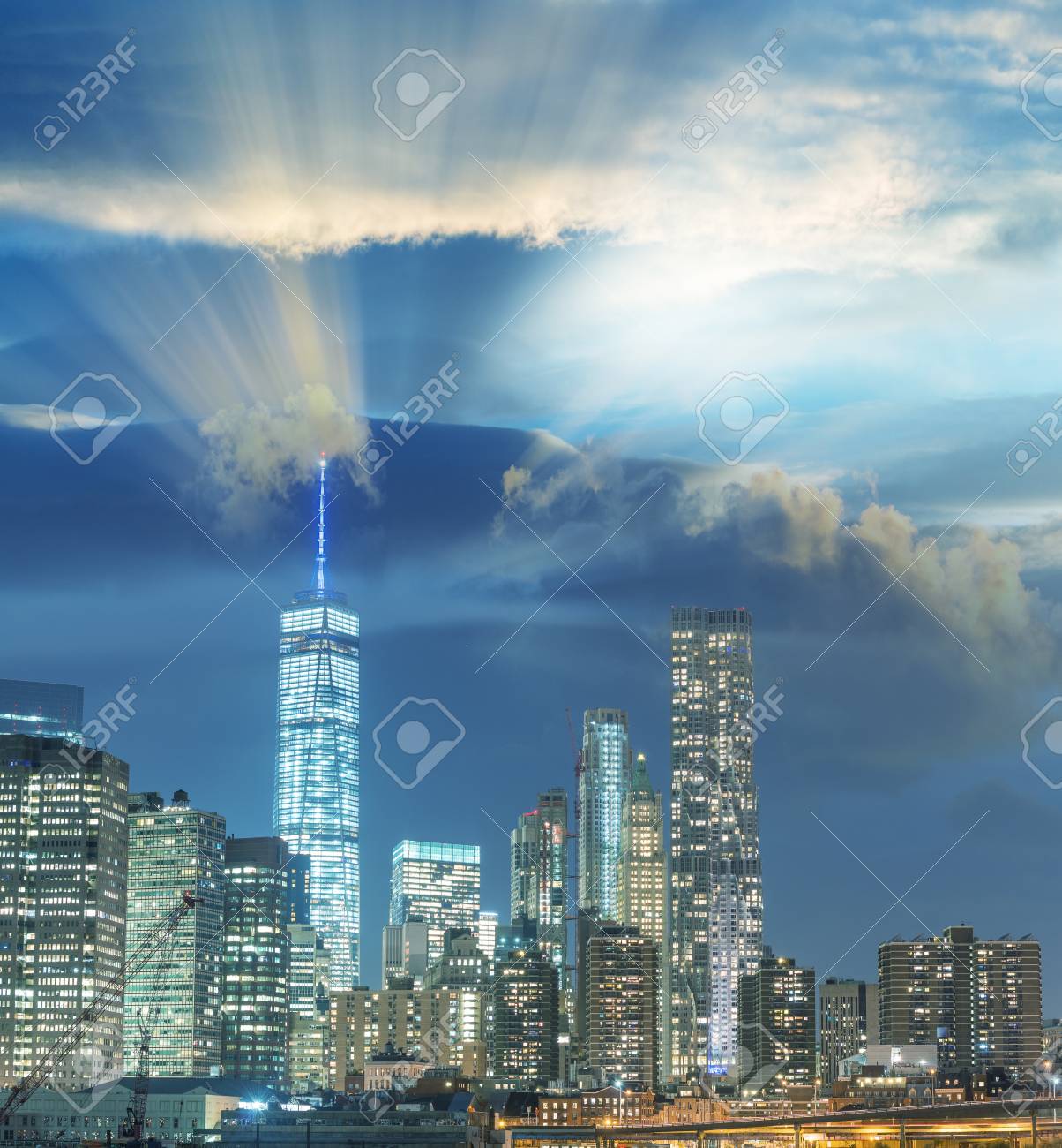 ニューヨーク市のマンハッタンのビル群の夜景 の写真素材 画像素材 Image