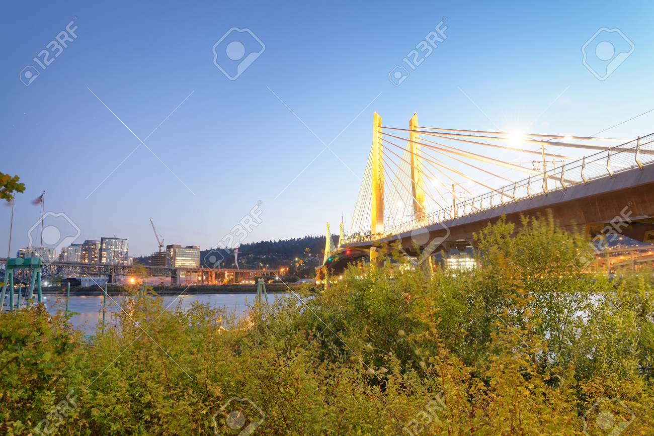 夜にポートランドのティリクム交差点橋 オレゴン州 アメリカ合衆国 の写真素材 画像素材 Image