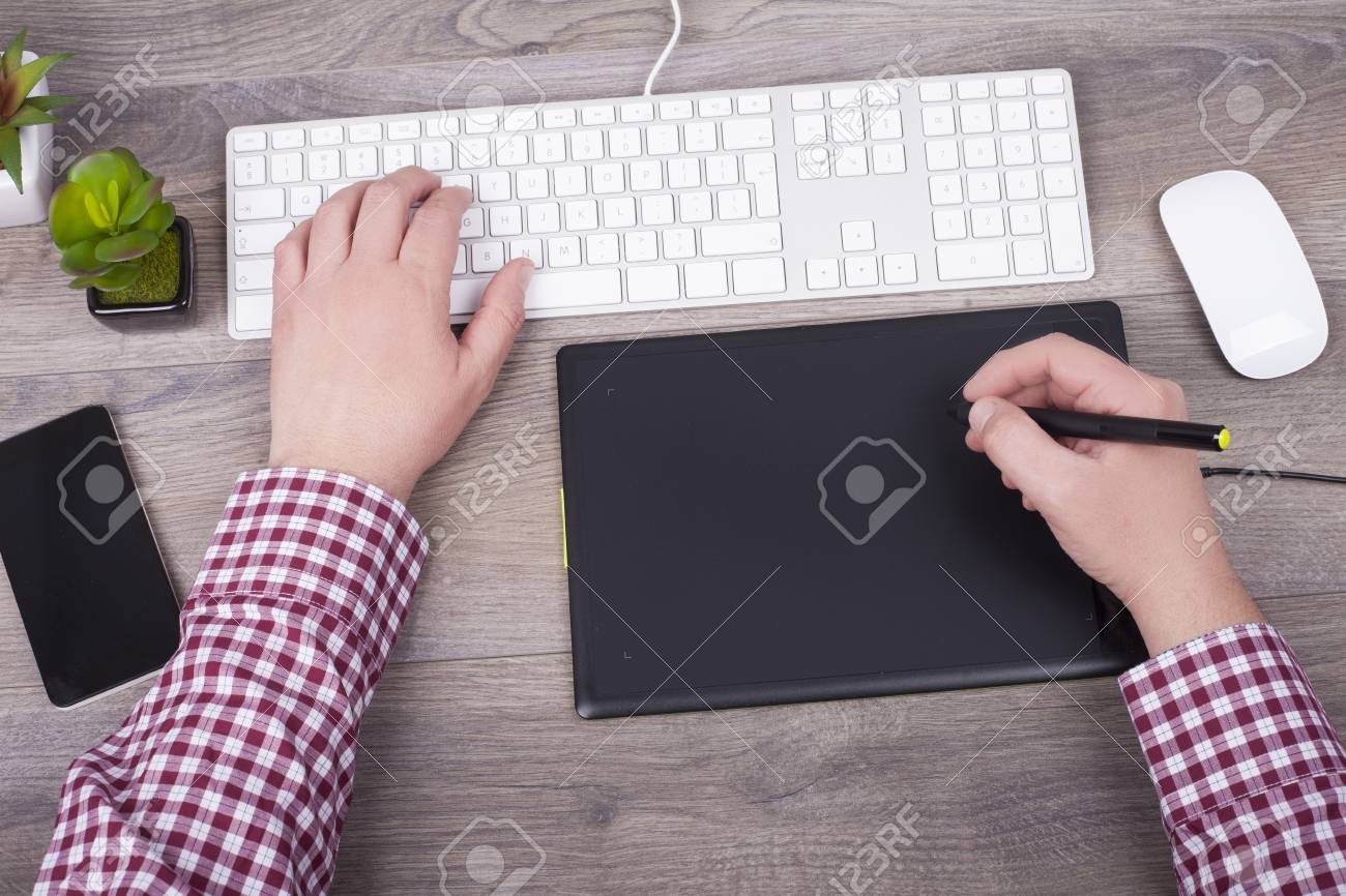 グラフィック デザイナーを閉じるデジタル ペン タブレット コンピューターや携帯電話を使用します ビジネス オフィス デスク の写真素材 画像素材 Image