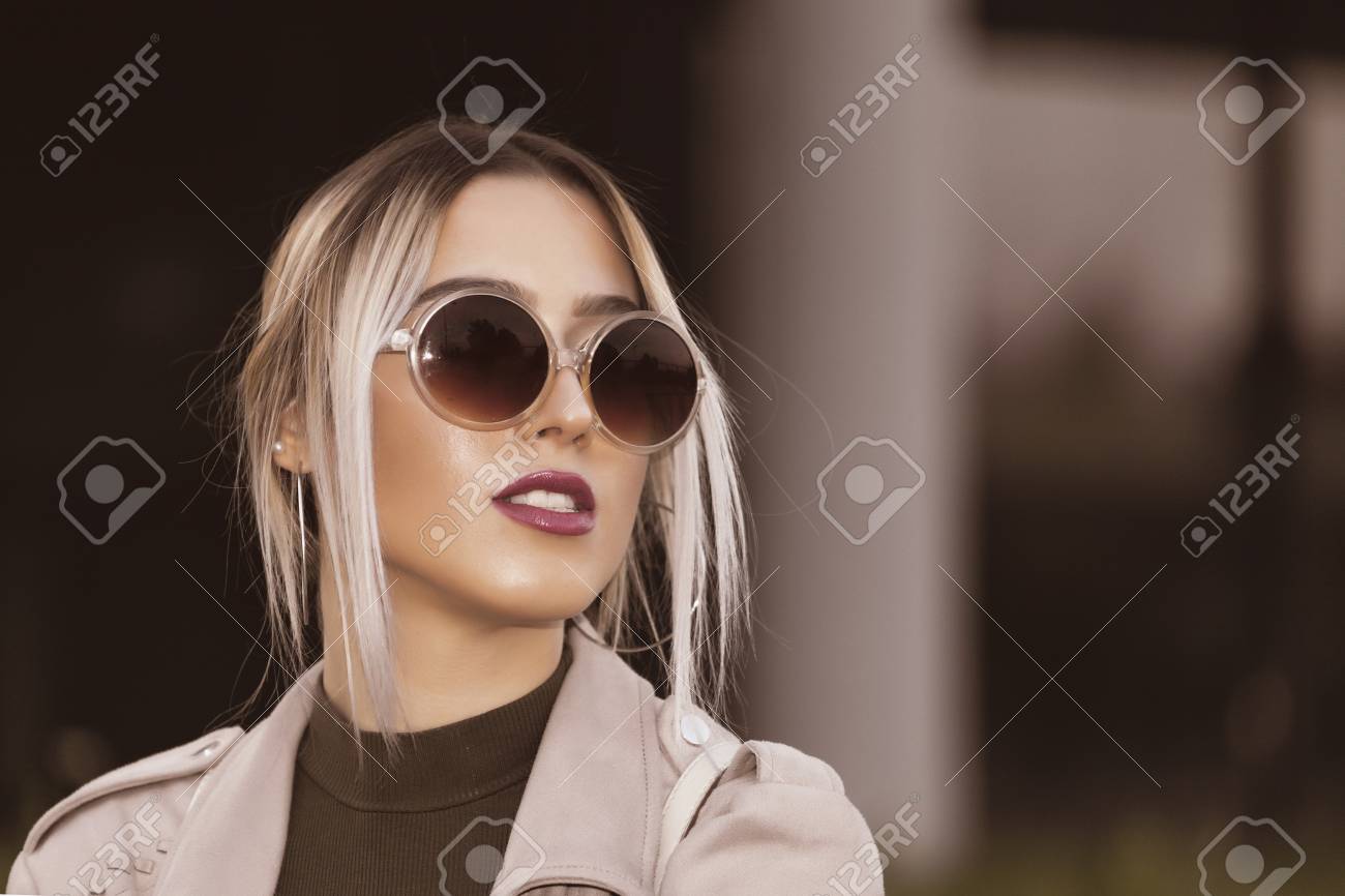 若い現代と都市の外の美女サングラスの肖像画 の写真素材 画像素材 Image 47