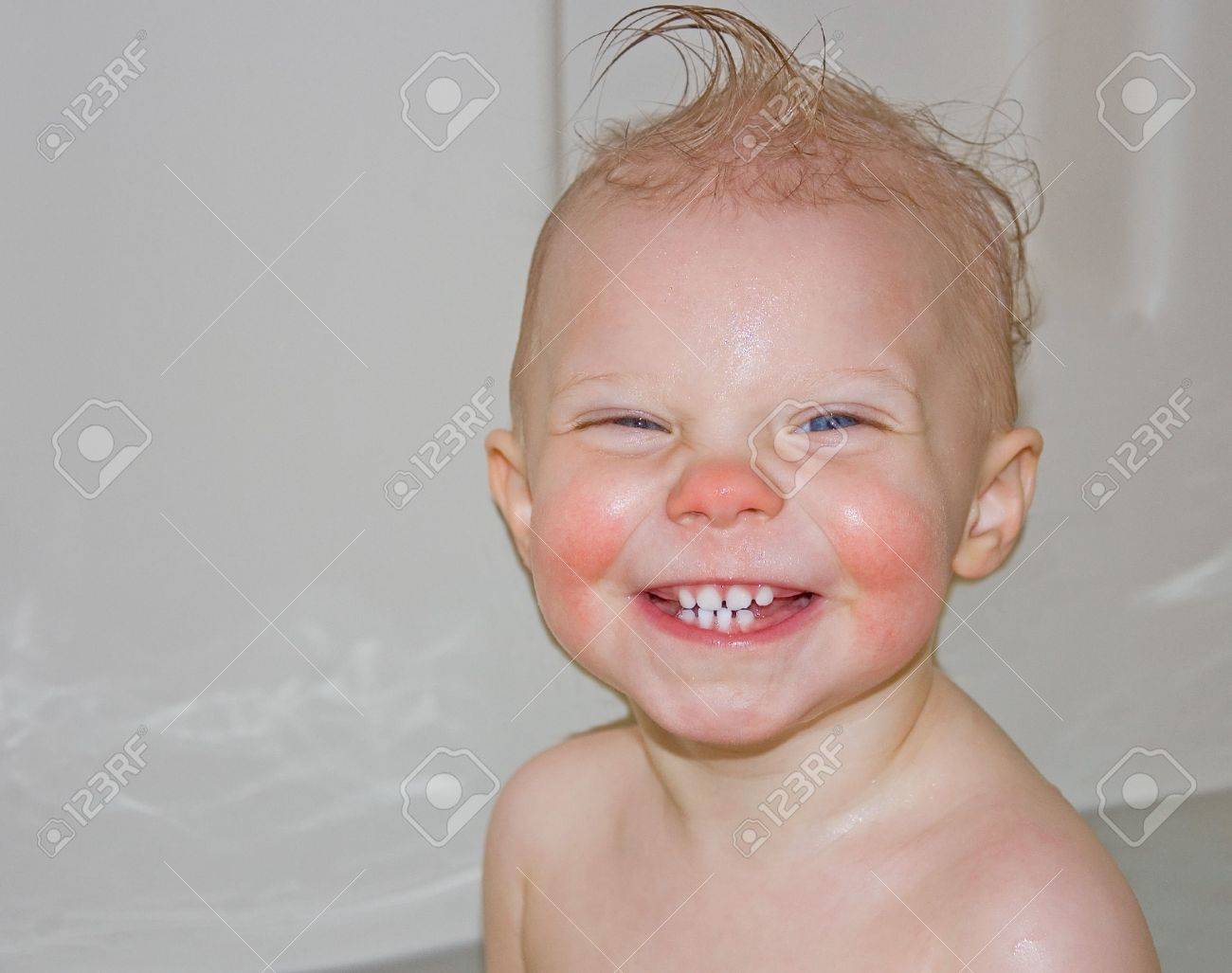 このかわいい赤ちゃんは笑顔と浴槽の中で幸せです 彼女は彼女の髪の上にバラ色の頬とカールを持つ白人少女です の写真素材 画像素材 Image
