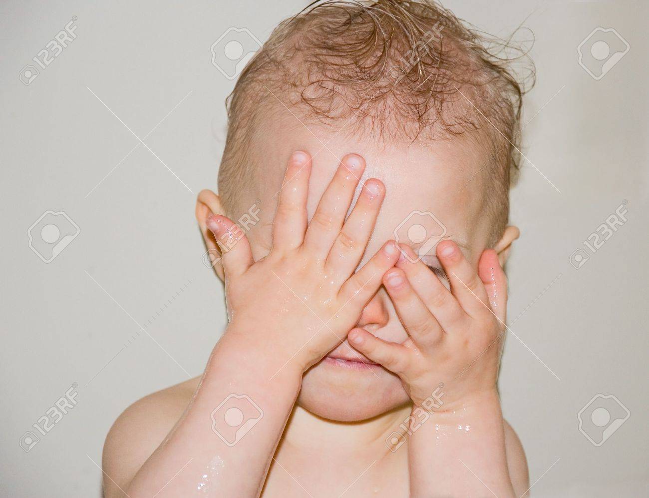 ピーク ブーイングで遊んでお風呂彼女の手を彼女の目を覆っている白人赤ちゃんのかわいい写真 の写真素材 画像素材 Image