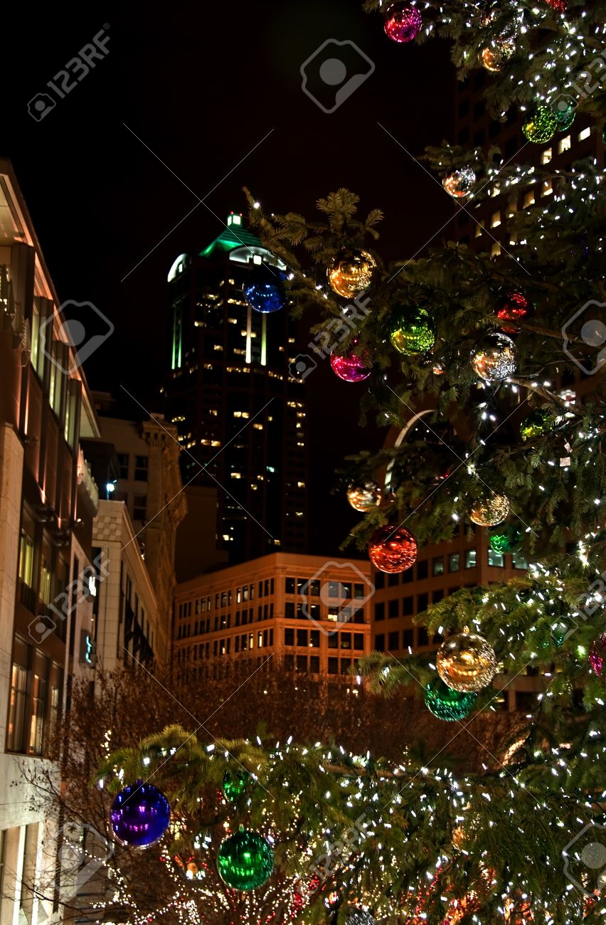 Albero Di Natale Washington.Immagini Stock Questa Immagine Verticale E A Seattle Washington Dowtown Di Notte Durante Il Periodo Natalizio Un Enorme Albero Di Natale Decorato E In Primo Piano Con Il Paesaggio Urbano In