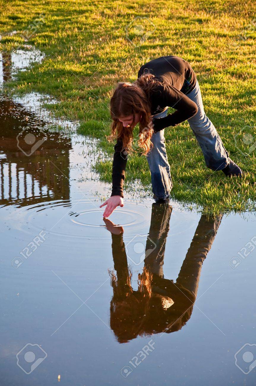 Cette Longue Chevelure Pre Ado Fille De Race Blanche Fait Des Ronds Dans L Eau En Touchant L Eau Toujours Avec Sa Main Eclairage Dramatique Rend Ce Une Belle Image Banque D Images Et Photos Libres