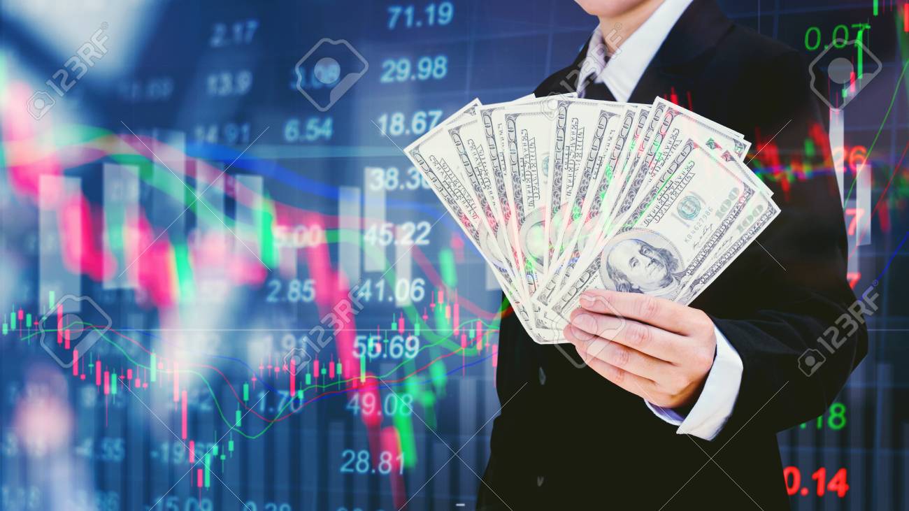 돈을 들고 사업가 디지털 주식 시장 금융 Exchange 정보 및 무역 그래프 배경에 달러 지폐 로열티 무료 사진, 그림, 이미지  그리고 스톡포토그래피. Image 88828079