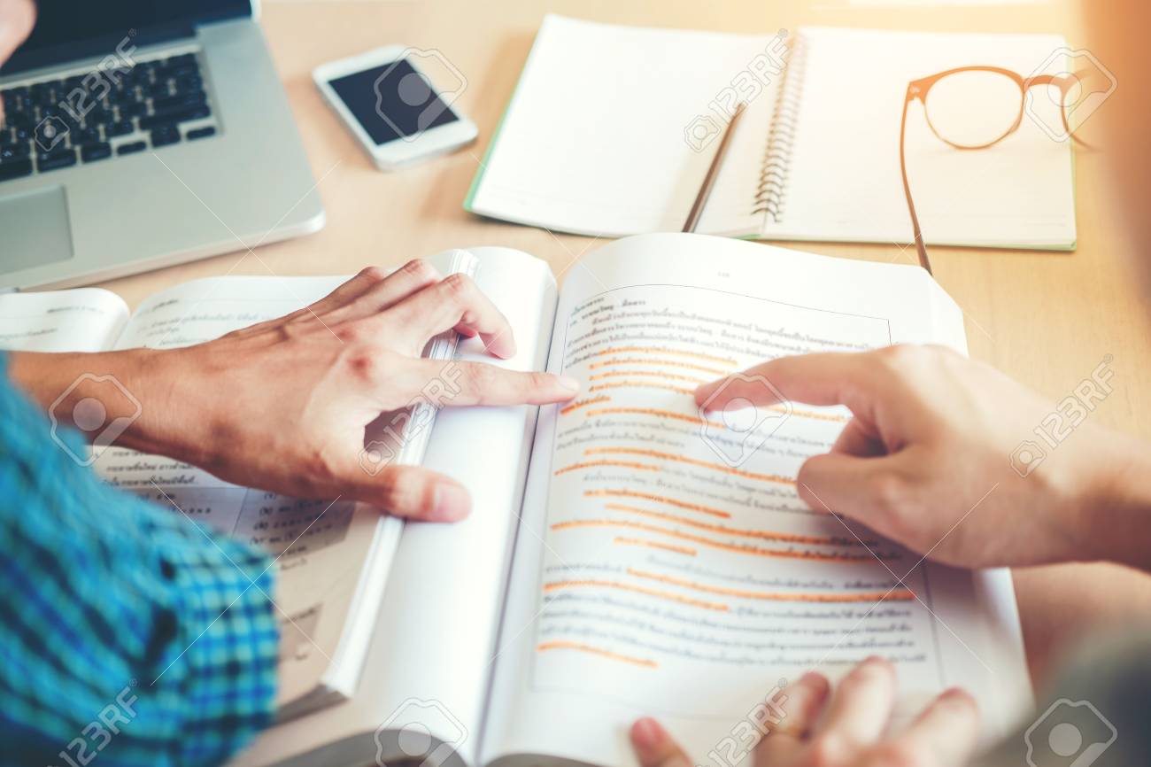 大学の勉強と教室で本を読んだりお友達と勉強 の写真素材 画像素材 Image