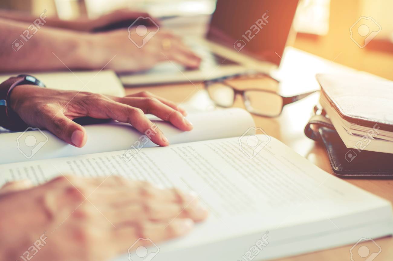 大学の勉強と教室で本を読んだりお友達と勉強 の写真素材 画像素材 Image