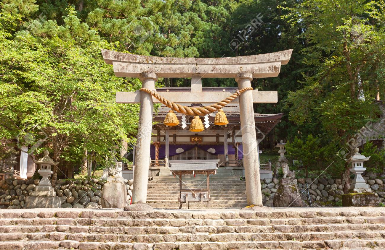 Ogimaci 日本 16 年 8 月 1 日 スタイル村の白川郷荻町合掌造りの白川八幡神社の鳥居 ユネスコの世界遺産 の写真素材 画像素材 Image
