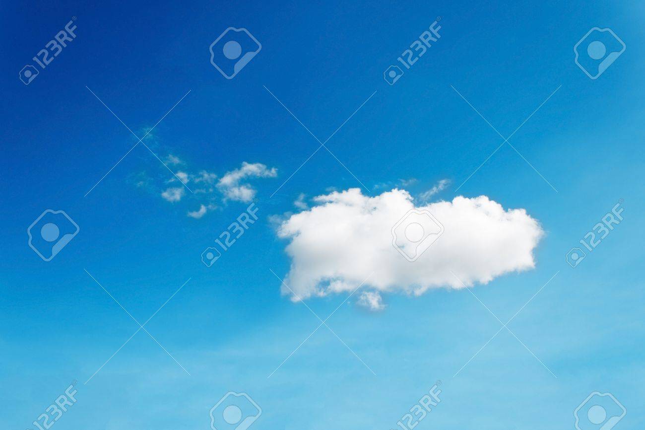 青い空に白い雲が一つです の写真素材 画像素材 Image